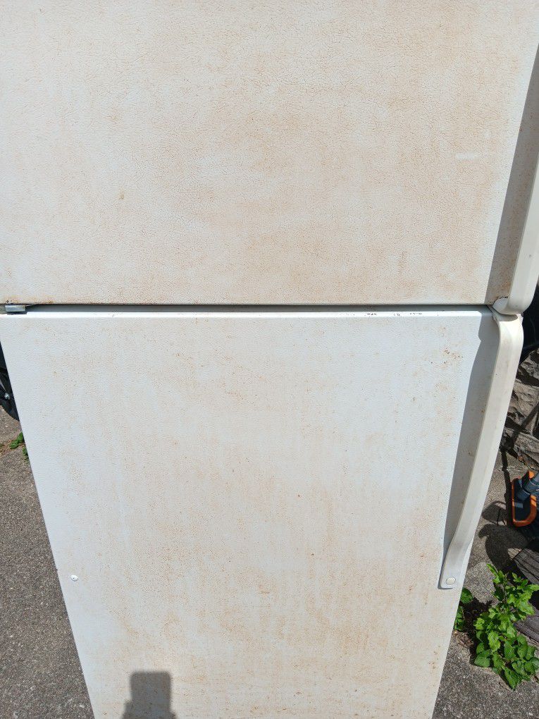 Roper Refrigerator  Works Great. Could Use Paint. $100