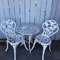 White Cast Iron Ornate Table & Chairs 🌸🍃