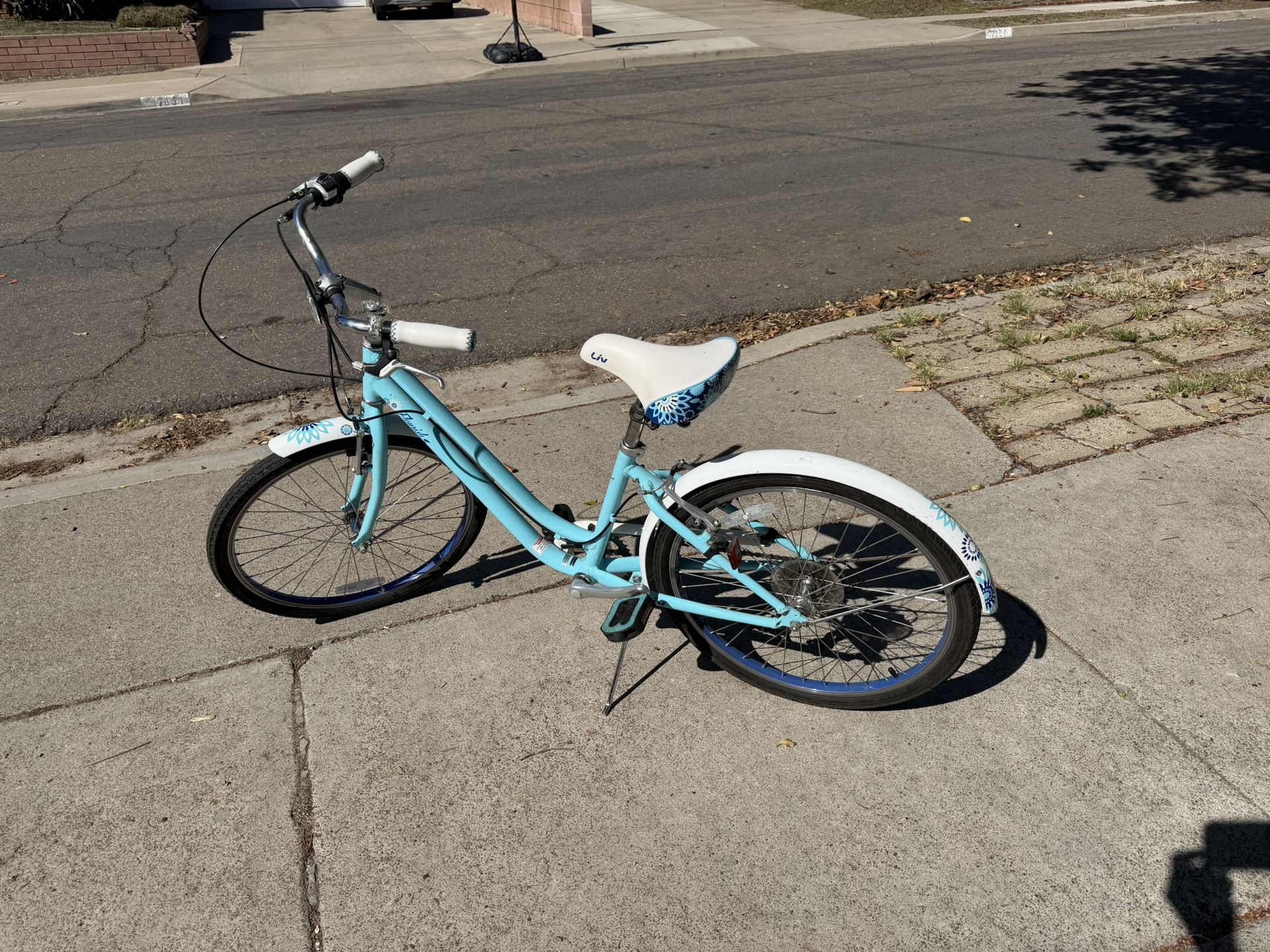 Girls Bike / 7 Speed / Made By Giant