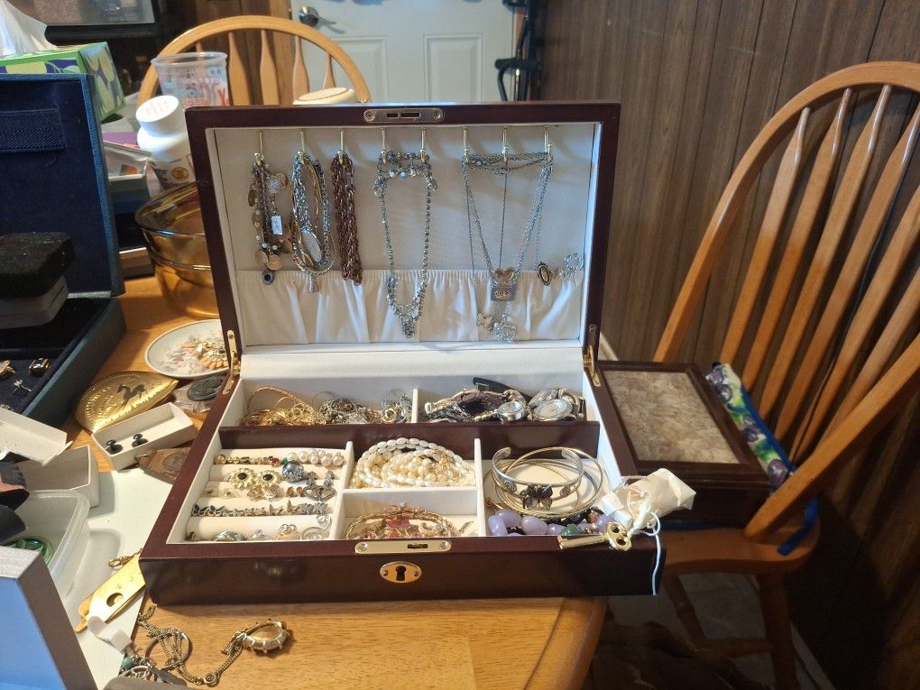Assortment of jewelry
