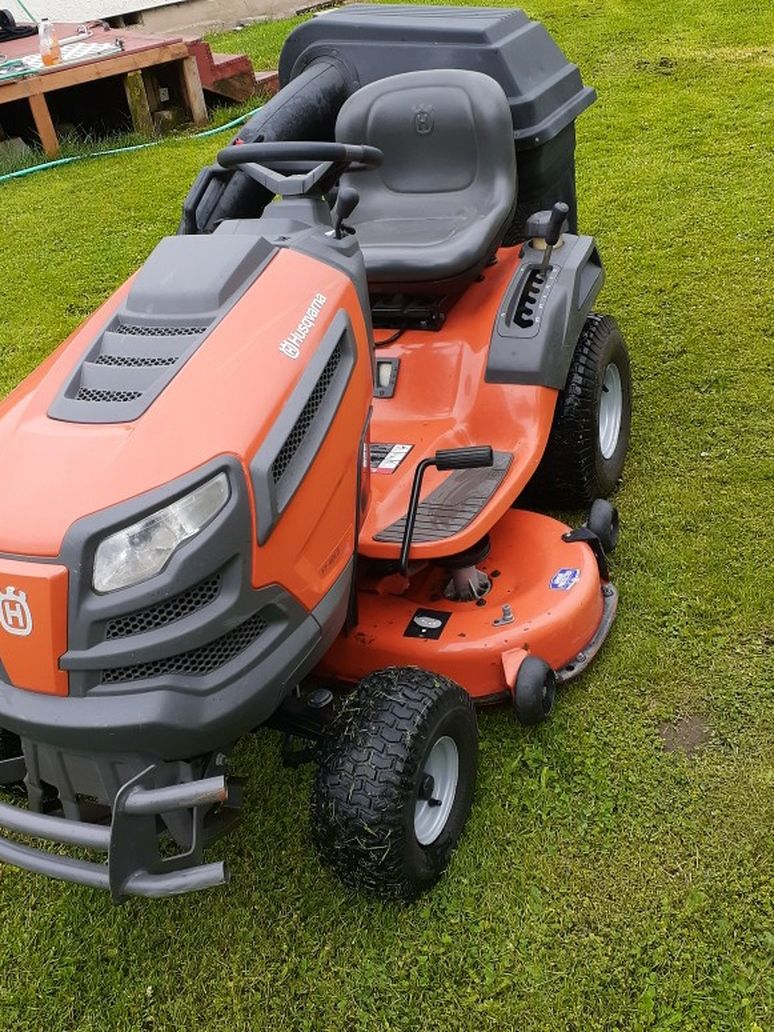 42 Inch Husqvarna Lawn Mower In Good Condition 1 300 for Sale in Marysville WA OfferUp