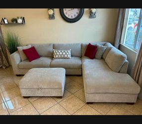 DELIVERY AVAILABLE 🚛! Beautiful Beige sectional couch with storage ottoman LIKE NEW