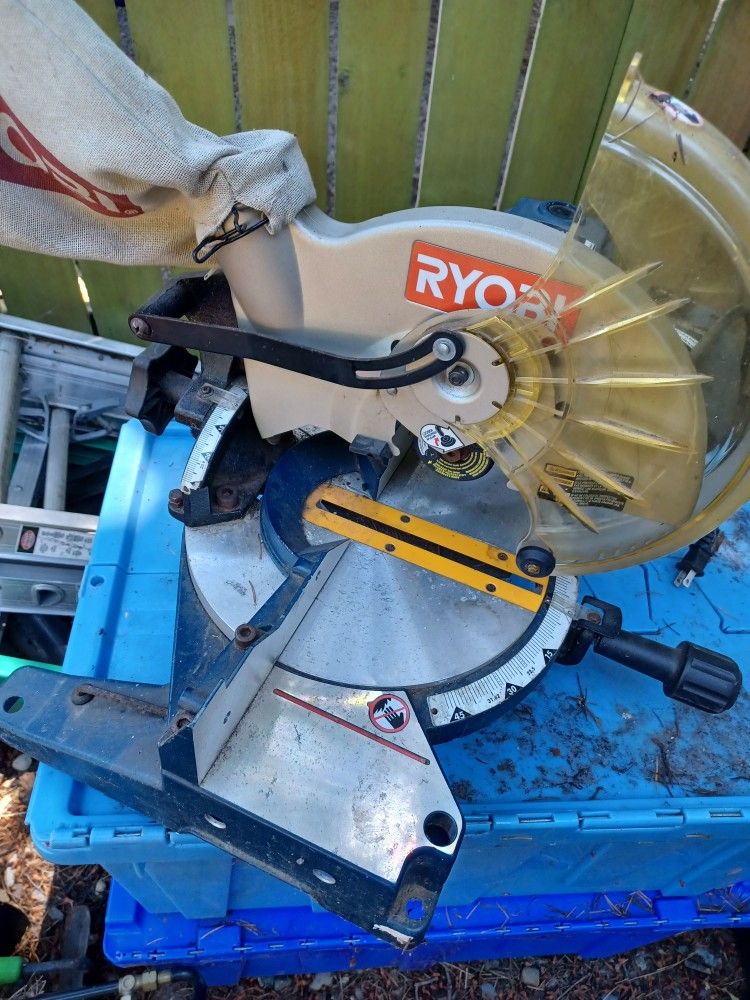 RYOBI // Compound Miter Saw
