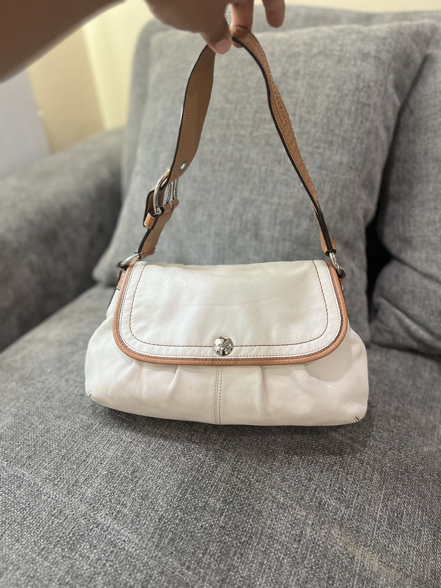 Vintage White Leather Coach SoHo🟢
