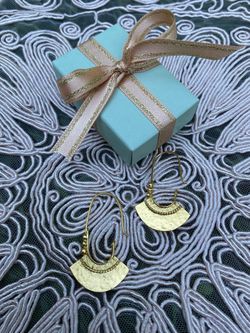 Hammered 21 ct Gold Cleopatra Ornate Fan Earrings