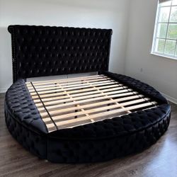 Cama Redonda Queen Size Estilo Moderno Con Almacenamiento> Financiamiento Disponible $0 Down Libre De Interés Hasta 72 Meses . Preguntar Precio 