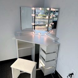 Corner Vanity Desk with 3 HD Mirrors and Lights, Makeup Dressing Table with Outlet, Vanity Station with 3 Color Lighting, Adjustable Brightness, 5 Rot
