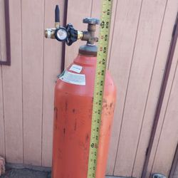 LARGE HELIUM FOR BALLOONS WITH NEW VALVE IN GOOD CONDITION 