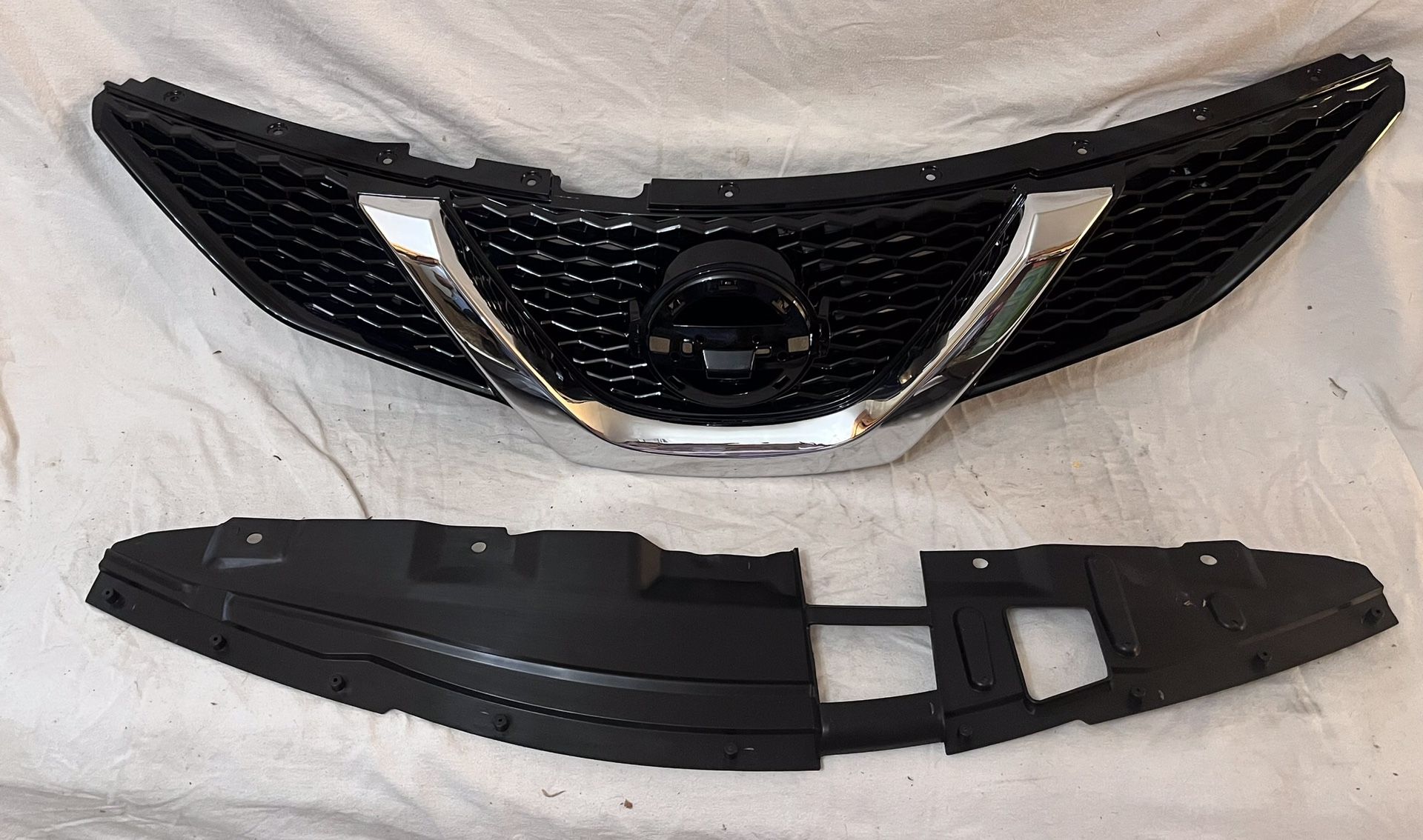 Nissan Rogue Sport 2017-18 Front Upper Grille With Camera Hole