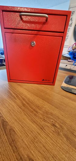 Mail box with key