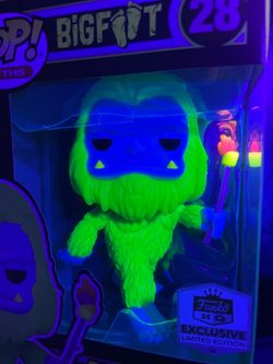 Blacklight Bigfoot & Marshmallow Funko Pop *MINT* Funko HQ Exclusive Myths 28 with protector Glow GITD Headquarters Yeti S’mores Smores Sasquatch
