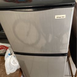 Magic Chef Mini Refrigerator 