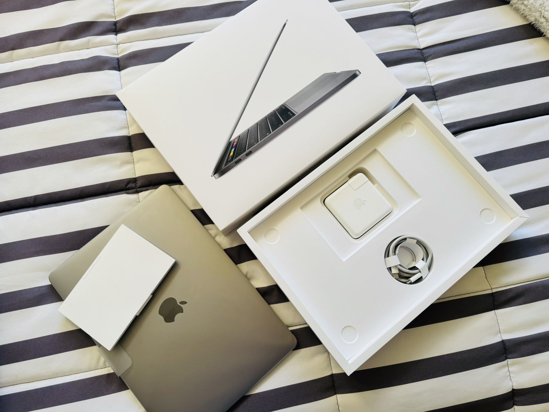 MacBook Pro (2020, 13-inch, Last Intel Version) - Excellent Condition (included: original box, and charger)