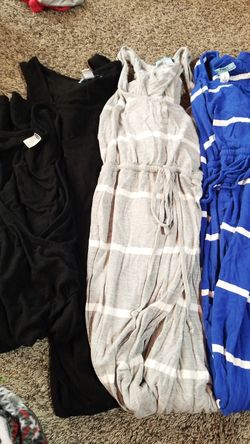 Maternity dresses 1 medium and the other 3 are size large.