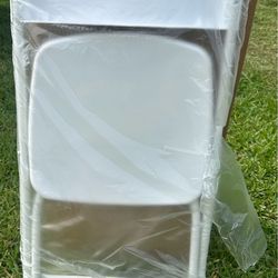 Sillas blancas pegables nuevas