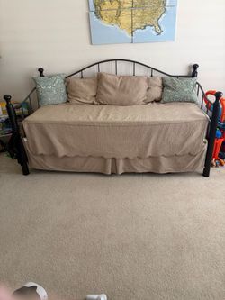 Elegant Iron Daybed Trundle, Excellent Condition, Full Bedding Set!