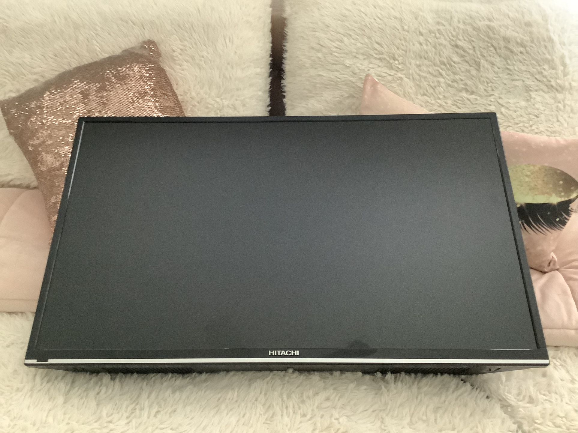HITACHI FLAT SCREEN TV 32”