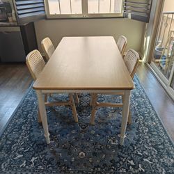 Dining table Incl. 4 Chairs (and Rug) 