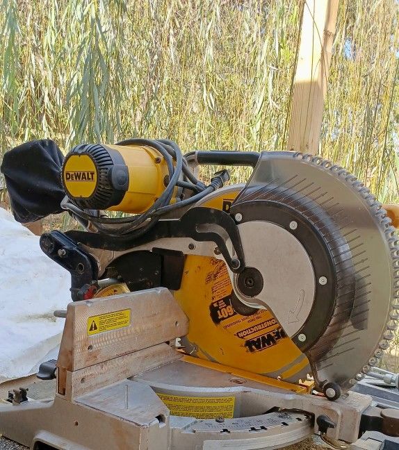 DeWALT Circular Compound Miter Saw