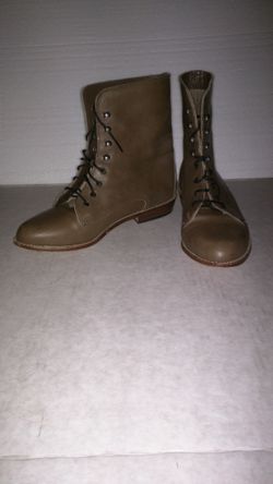 White Mountain Women Leather Booties Size 6 M, Very Good Condition
