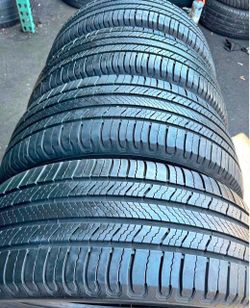 235/55/20 Michelin Tires con 80% de vids las 4