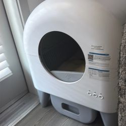 Automatic Self-Cleaning Cat Litter Box – Good Condition