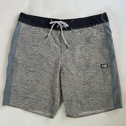 Salty Crew Men’s Channel shorts size 32