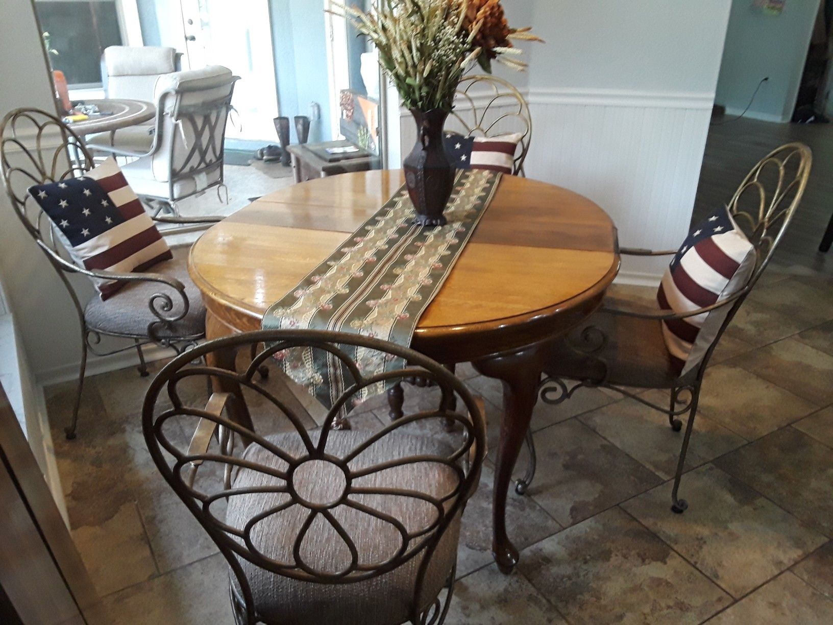 Beautiful 1940's Antique Dinning Room Table w / 3 Leafs to sit 6