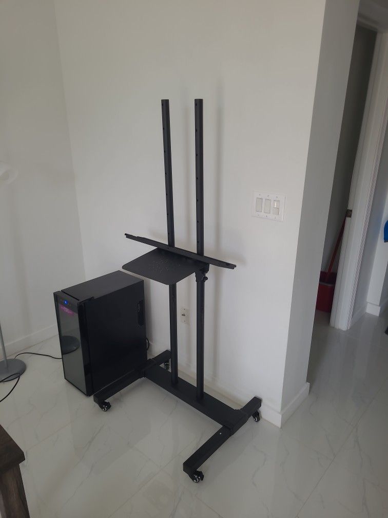 TV STAND UP TO 72"