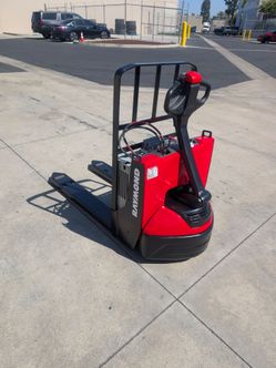 2019 Raymond 8210 electric pallet jack 1,343 hours