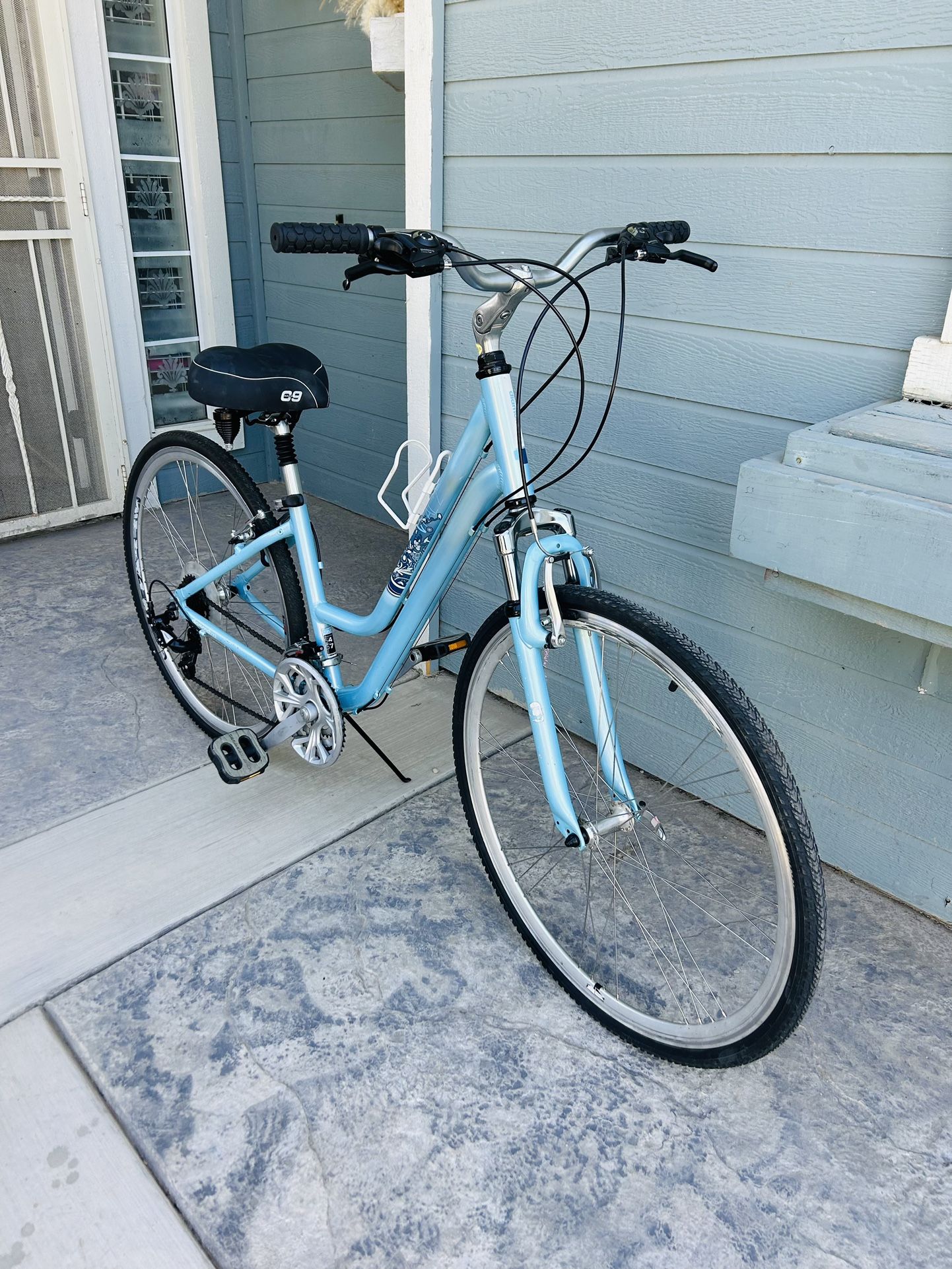 DIAMONDBACK VITAL HYBRID BIKE 700cc Wheels