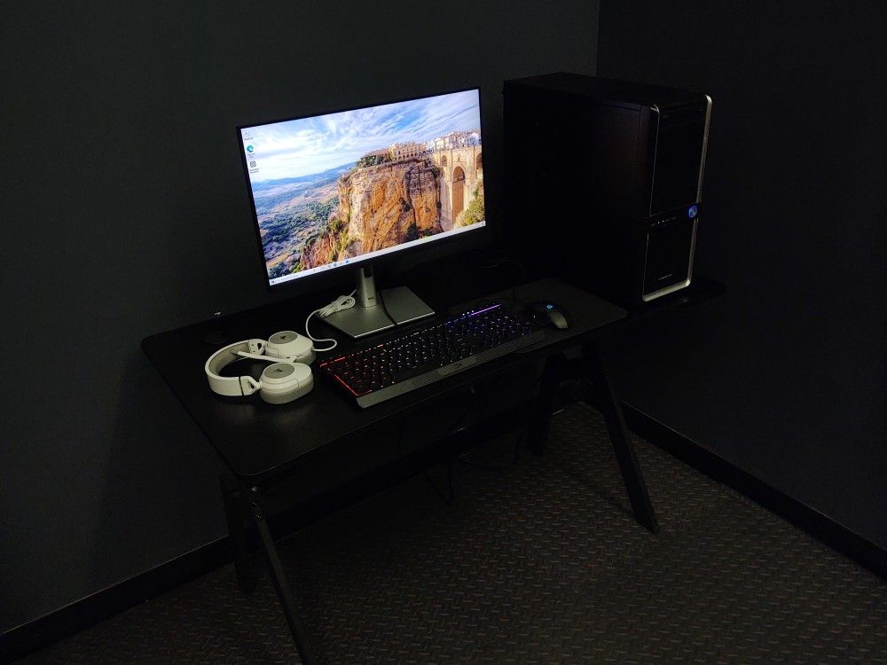 Gaming / Office PC Setup – AMD FX Quad Core + Radeon Graphics + Dell 24” Monitor + Accessories