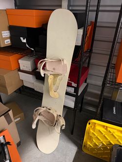 White Snowboard arbor with Bindings