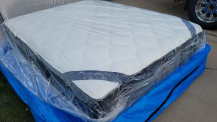 UP FOR SALE IS A BEAUTIFUL LUXURY DREAMCLOUD KING PLUSHTOP 

ALWAYS 60%-70% off retail