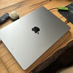 2021 Apple MacBook Pro with Apple M1 Pro chip (14-inch, 16GB RAM, 1TB SSD Storage) 