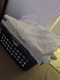 Set of 4 white blankets plus sheets - All Queen size