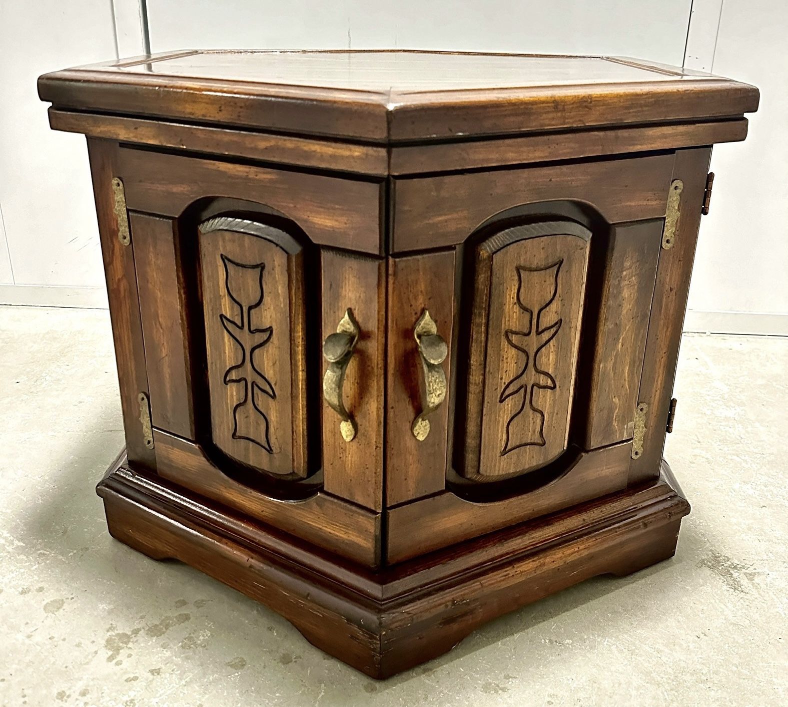 Mid Century Modern End table / Nightstand