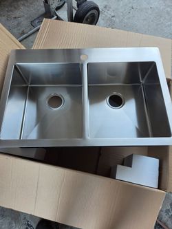 New 33x22x9 18G Dual Mount Double Bowl Top Mount or Under Mount. Retails $255 with Taxes!!