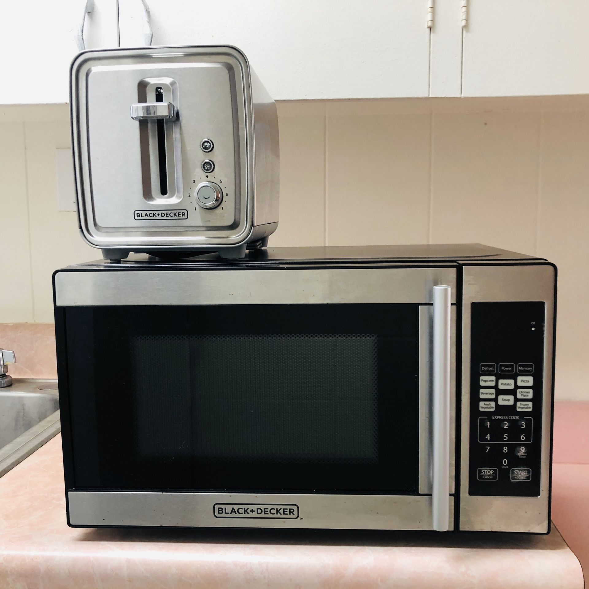 Black & Decker Microwave and toaster