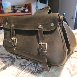 Motorcycle saddlebags