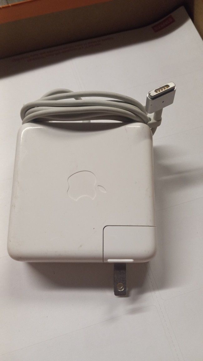 Apple Laptop Chargers 20v 4.25 A