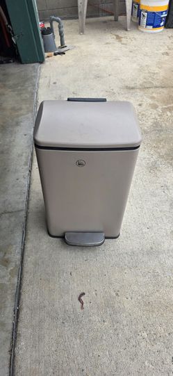 5 Gallon trashcan