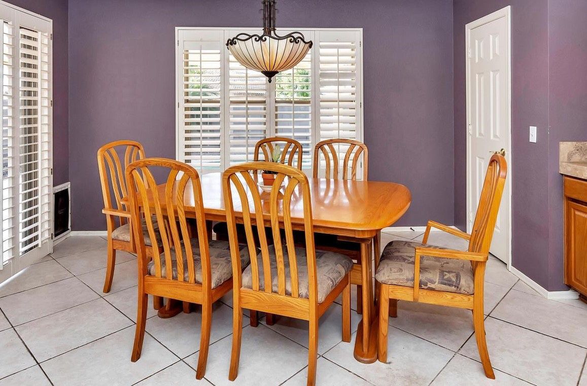 KITCHEN TABLE DINING TABLE with leaf and 6 chairs