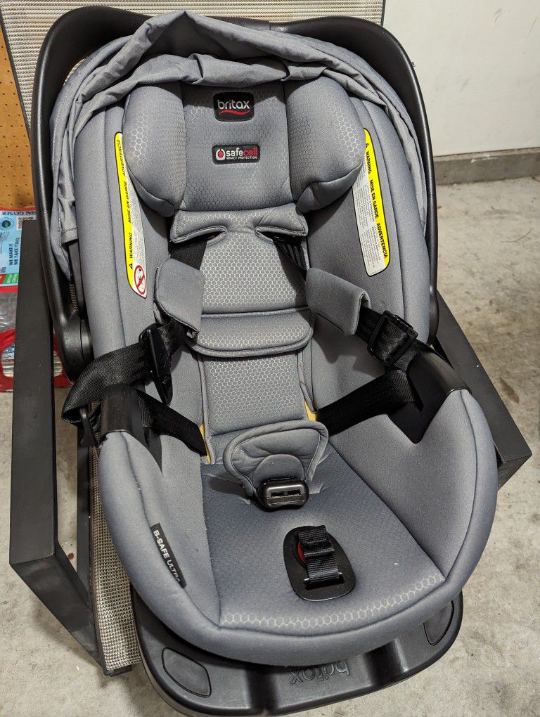 Britax B-Safe FlexFit infant car seat With car seat base