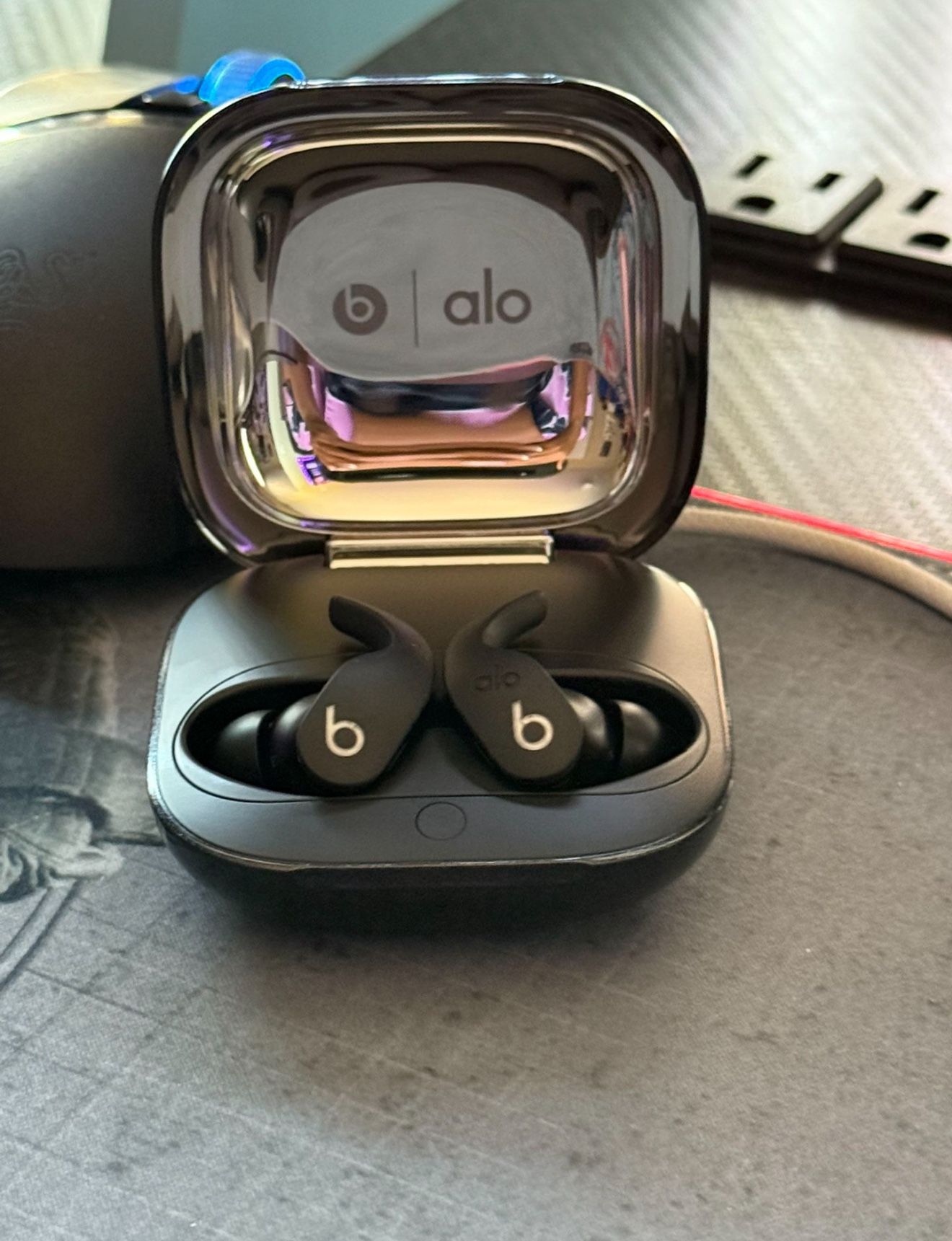 ALO X BEATS FIT PRO × 1 Reflective Black