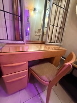 Beautiful vanity solid wood !! In very good condition