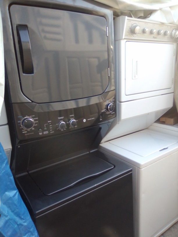 Like New  Kenmore 27 Stacked Washer Dryer Gas 