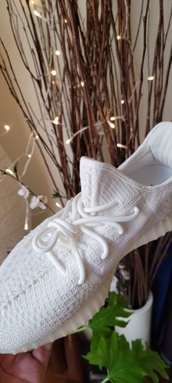 2022 Yeezy 350 V2 Bone Mens Size 11.  Brand New