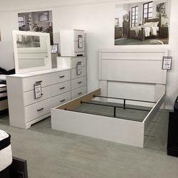 Stelsie Queen Panel Bed with Mirrored Dresser and Nightstand Set