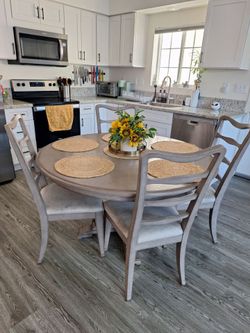 Living Spaces 4 chair dining set table